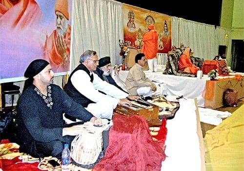 Rahi-Bains-Singing-at-Bhagwan-Shree-Laxmi-Narayan-Dham-London