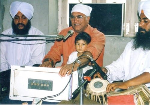 Rahi-Bains-singing-Birmingham-Gurudwara